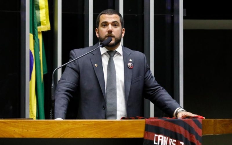 Quem é Carlos Jordy, deputado federal alvo de buscas da PF na Operação Lesa Pátria