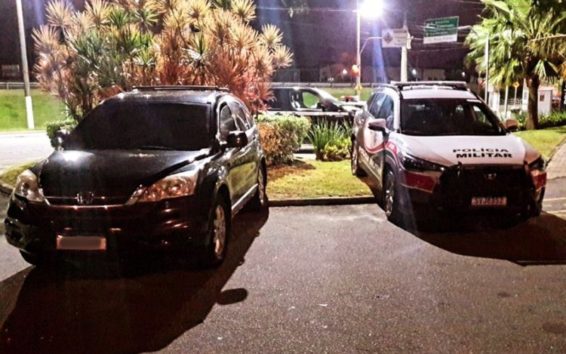 Policial civil passa um dia preso após ser abordado com carro roubado e arma ilegal no litoral de SP