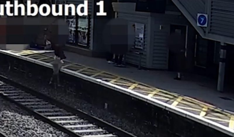 Menino de 3 anos cai de plataforma ferroviária e é salvo segundos antes de trem passar.