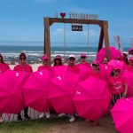 Laura Friedrich Seger Santos participa de ação do IMAMA na Praia de Torres para conscientização sobre o câncer de mama