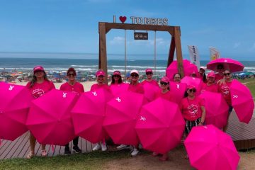 Laura Friedrich Seger Santos participa de ação do IMAMA na Praia de Torres para conscientização sobre o câncer de mama