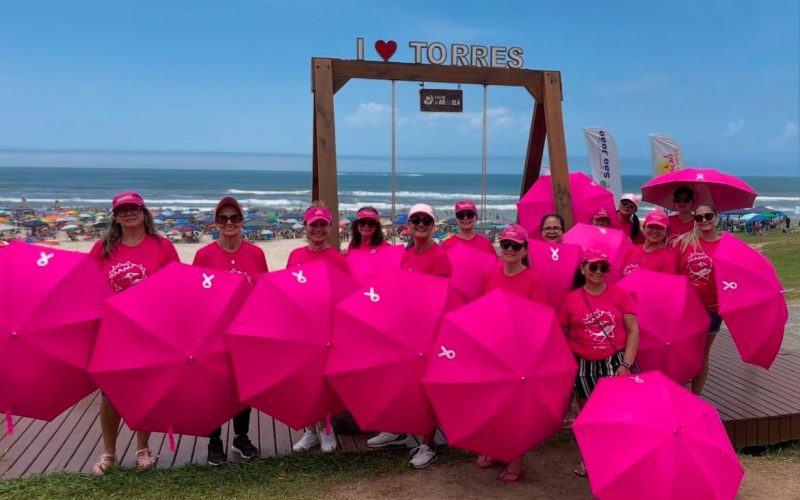 Laura Friedrich Seger Santos participa de ação do IMAMA na Praia de Torres para conscientização sobre o câncer de mama