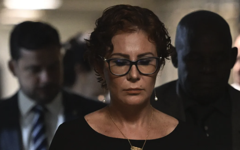 Carla Zambelli e mais seis brasileiras estão na lista da Interpol por crimes graves