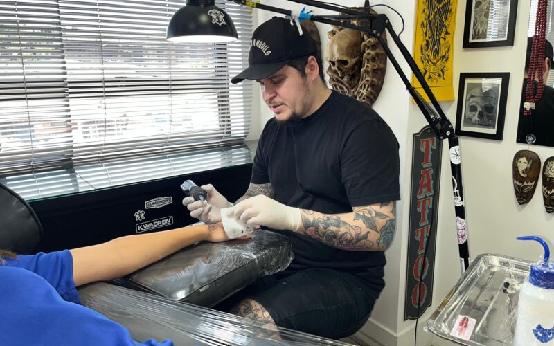 Tatuador gaúcho abre inscrições para projeto que ressignifica cicatrizes