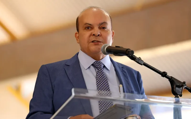 Oposição do Distrito Federal exige afastamento de Ibaneis em meio a escândalo revelado por Vorcaro