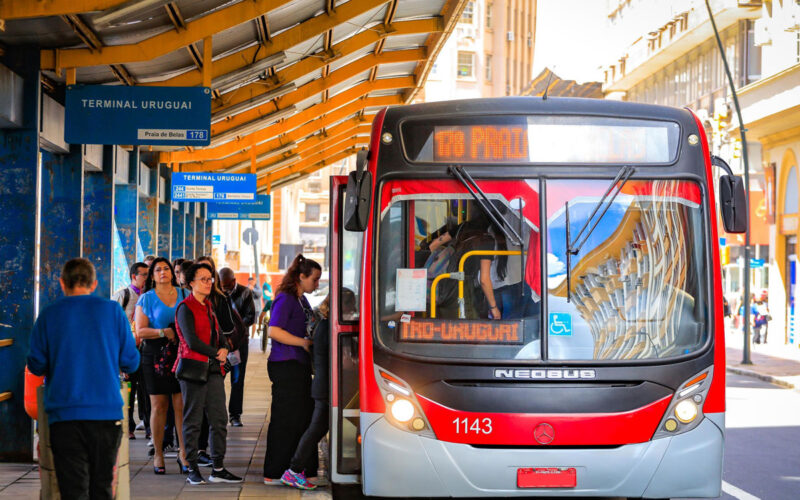 Transporte público em Porto Alegre tem tarifas atualizadas para ônibus e táxi