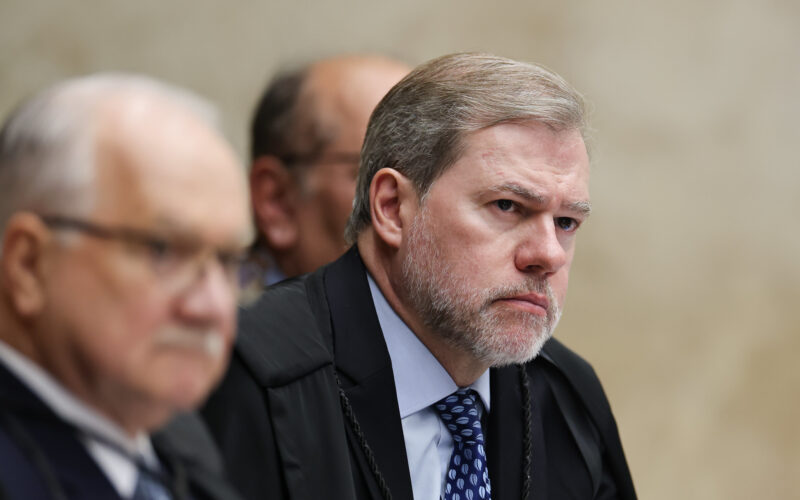 Delegados solicitam afastamento de Dias Toffoli nas investigações do caso Master; ministro nega envolvimento financeiro com Vorcaro.