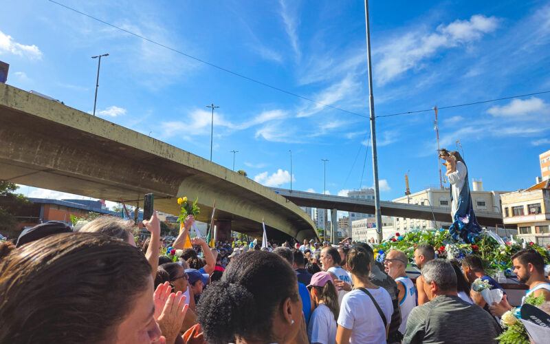 Fiéis de Porto Alegre participam da tradicional procissão em homenagem a Nossa Senhora dos Navegantes