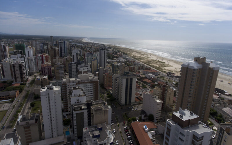 Defensoria Pública entra com processo contra Corsan por vazamentos de esgoto em Torres