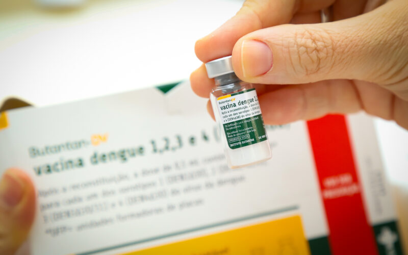 Profissionais da saúde de Porto Alegre iniciam vacinação contra a dengue