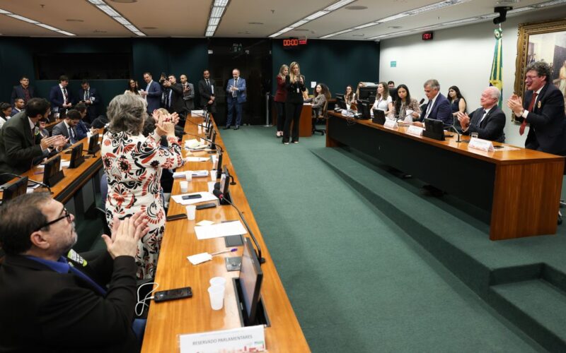 CCJ dá sinal verde para propostas que eliminam a escala 6×1