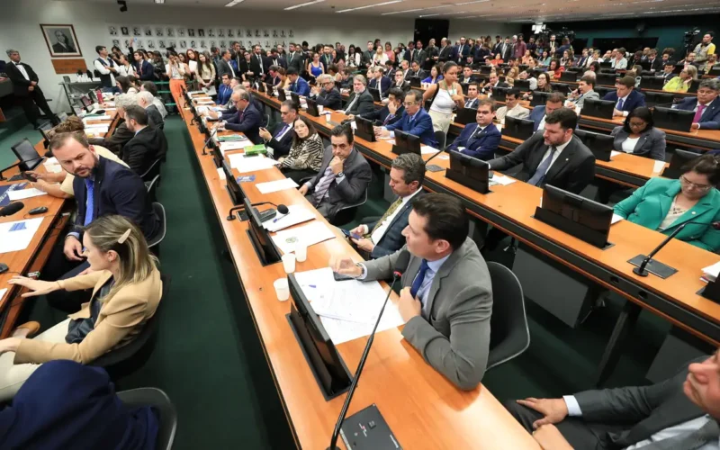 Câmara dos Deputados reinicia discussão sobre a extinção da jornada 6×1 nesta quarta-feira