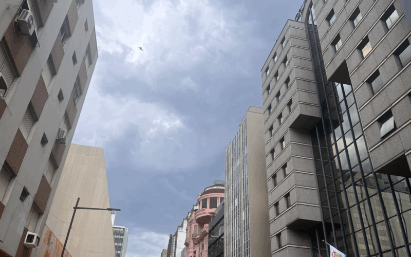 Condições climáticas adversas: RS deve enfrentar chuvas na quinta (16) e ventos fortes na sexta (17) segundo o Inmet