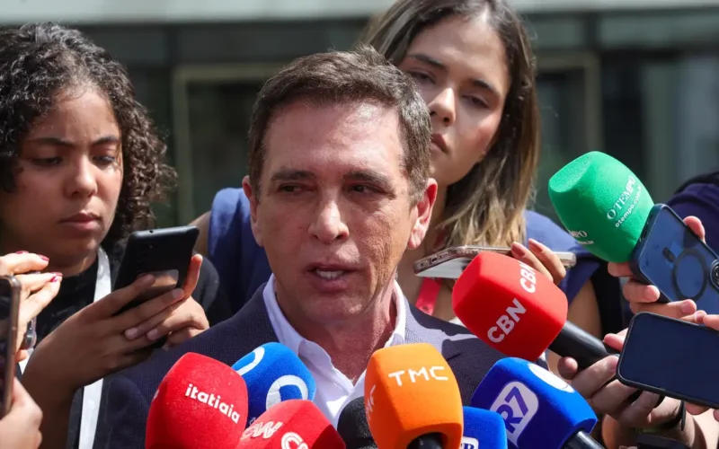 Ex-presidente Jair Bolsonaro recebe alta e retorna para casa