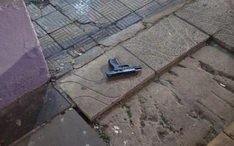 Violência se instaura na região da Cidade Baixa com tiros, facada e apreensão de arma em Porto Alegre.