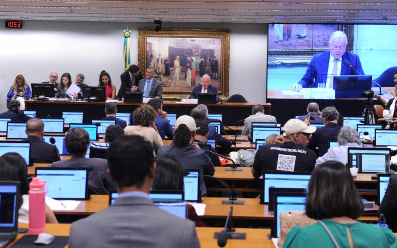 Suspensão da votação da PEC que extingue a escala 6×1 na CCJ gera expectativa