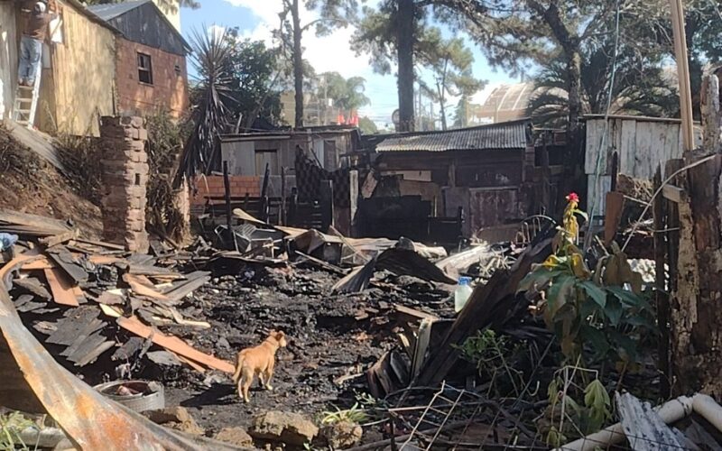Fogo devasta três residências no Morro Santana, em Porto Alegre