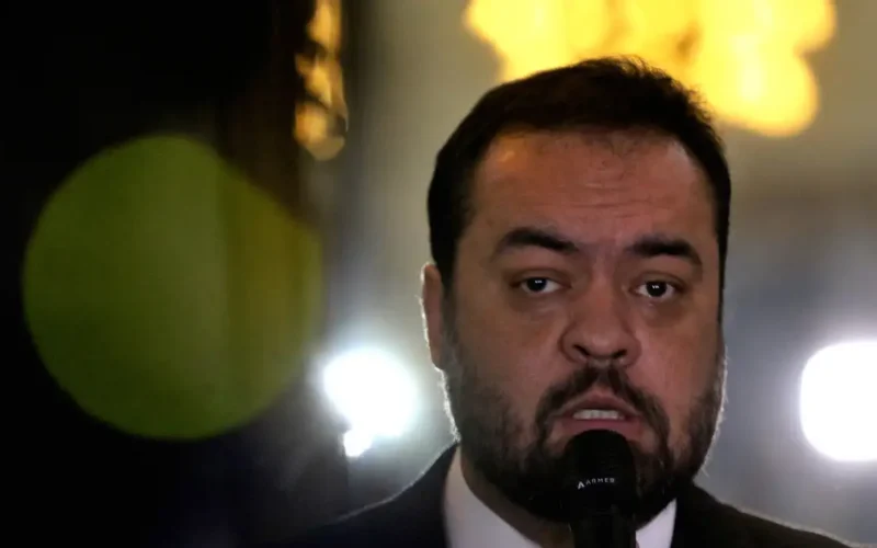 Operação da PF mira Cláudio Castro com mandados de busca e apreensão