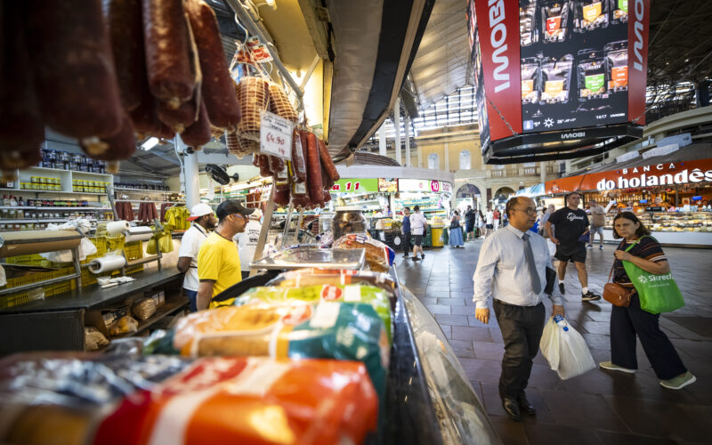 Queda contínua: famílias do Rio Grande do Sul enfrentam 14 meses de desânimo no consumo
