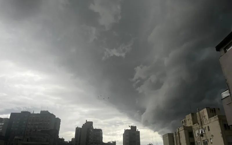 Tempestades, ventos intensos e perigo de granizo marcam a quinta-feira no Rio Grande do Sul