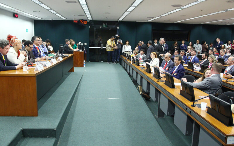 Comissão dá sinal verde para abolir a escala 6×1; proposta segue para votação no Plenário da Câmara