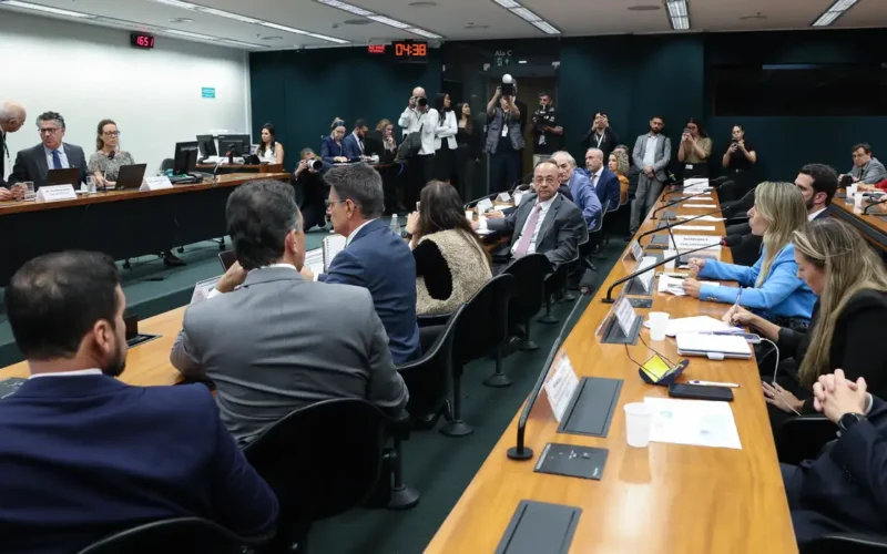 Votação da PEC é adiada devido a pedido de vista e término da jornada 6 x 1