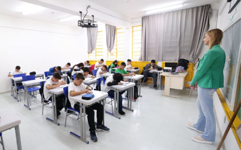 Homologação do concurso para professores é anunciada; convocações estão previstas para o segundo semestre.