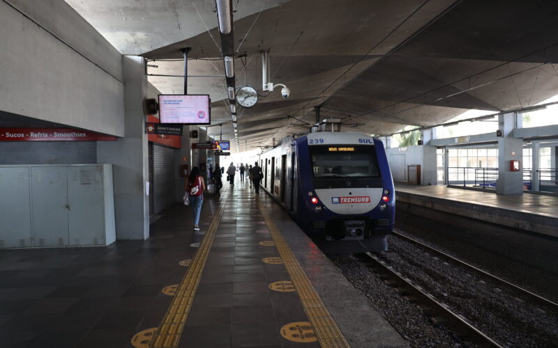 Trensurb ajusta horários para 20 minutos de espera no feriado e domingo