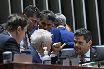 Senado congela PEC que extingue a jornada 6×1