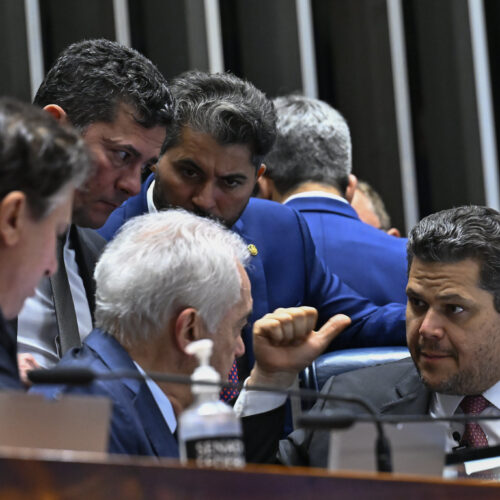 Senado congela PEC que extingue a jornada 6×1