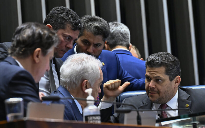 Senado congela PEC que extingue a jornada 6×1