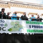 Leite se junta a manifestação em apoio à CMPC na frente do Palácio Piratini