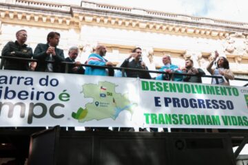 Leite se junta a manifestação em apoio à CMPC na frente do Palácio Piratini