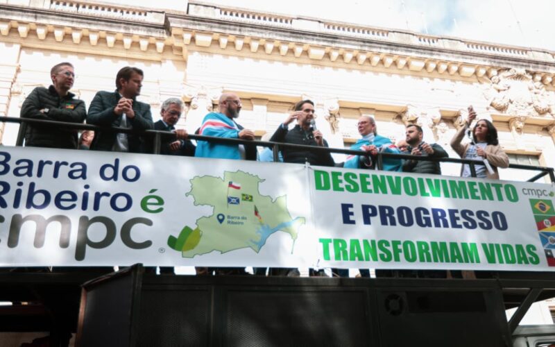 Leite se junta a manifestação em apoio à CMPC na frente do Palácio Piratini