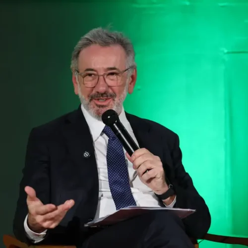 Aumento de tarifas nos EUA coloca em risco indústrias brasileiras, incluindo calçados e equipamentos