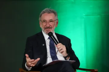 Aumento de tarifas nos EUA pode impactar indústrias brasileiras, como calçados e maquinário