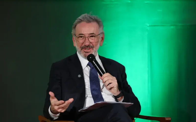 Aumento de tarifas nos EUA pode impactar indústrias brasileiras, como calçados e maquinário