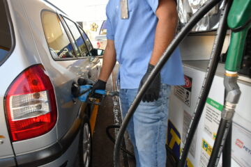 Gasolina fica mais acessível em maio com queda no preço do etanol e apoio do governo