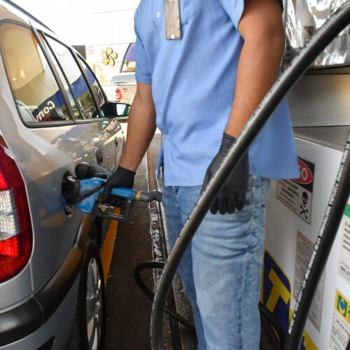 Gasolina fica mais acessível em maio com queda no preço do etanol e apoio do governo