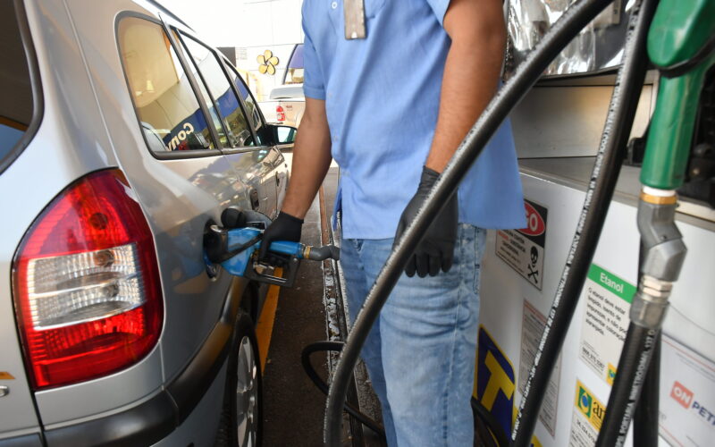 Gasolina fica mais acessível em maio com queda no preço do etanol e apoio do governo