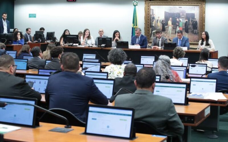 Comissão aprova proposta para diminuição da maioridade penal