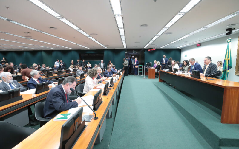 CCJ dá sinal verde para proposta que altera maioridade penal para 16 anos