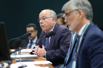 Diplomata do Brasil critica a falta de fundamento nas tarifas impostas pelos Estados Unidos