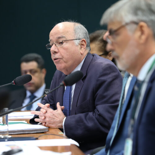 Diplomata do Brasil critica a falta de fundamento nas tarifas impostas pelos Estados Unidos