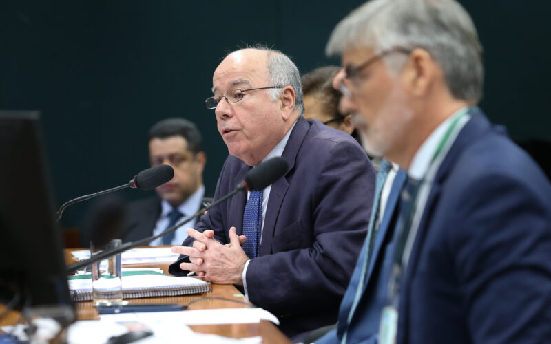 Diplomata do Brasil critica a falta de fundamento nas tarifas impostas pelos Estados Unidos