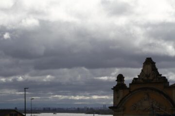 Chuva leve e retorno das temperaturas baixas marcam a quinta-feira no leste do Rio Grande do Sul